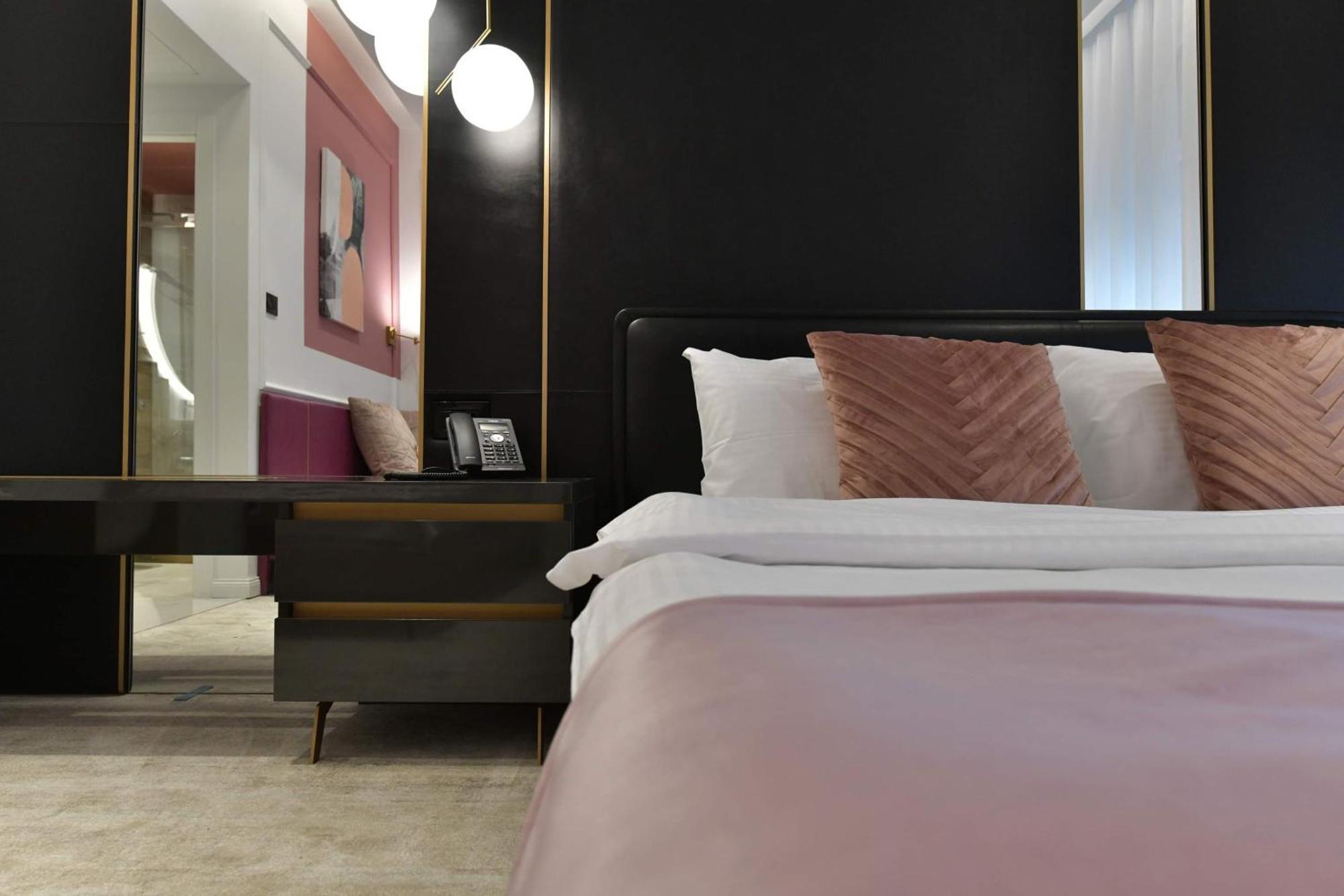 Royal Wellness And Spa Ruma Ngoại thất bức ảnh