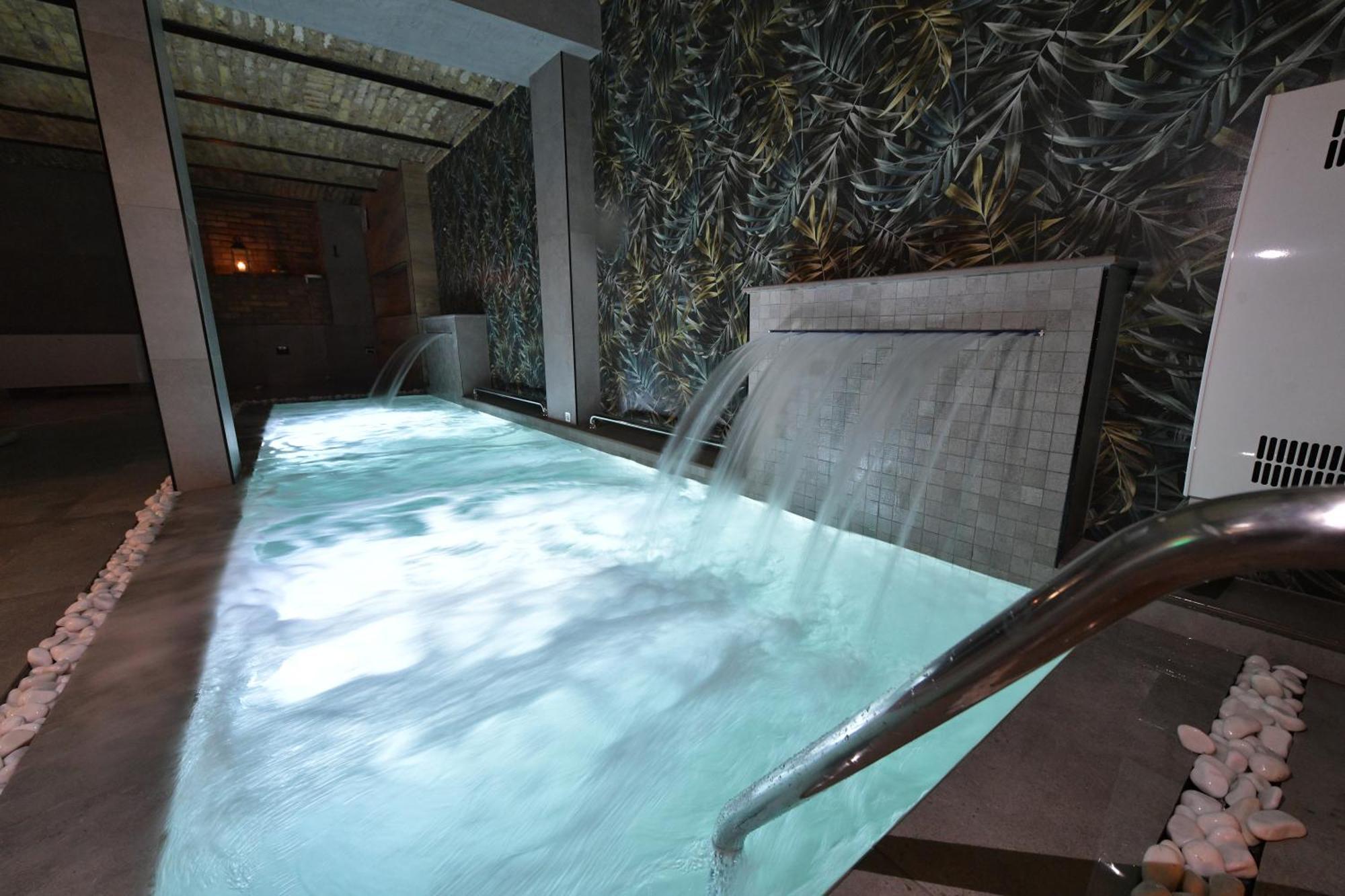Royal Wellness And Spa Ruma Ngoại thất bức ảnh